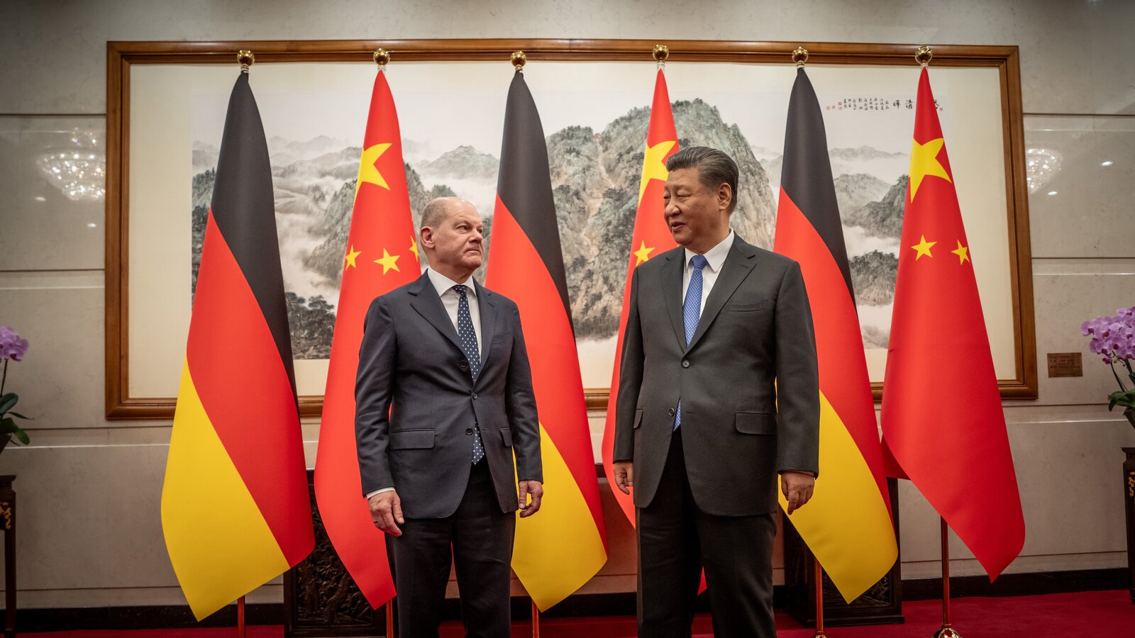 Deutschlands Führer geht in China einen schmalen Grat entlang.