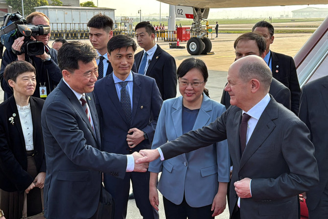 Deutschlands Kanzler Scholz balanciert auf einem Drahtseil zwischen Handel und Politik in China.